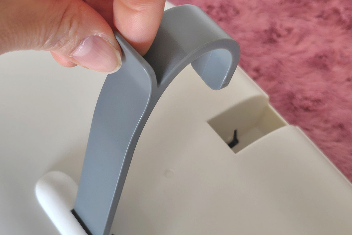 本体の天面にあるフックを引き上げる