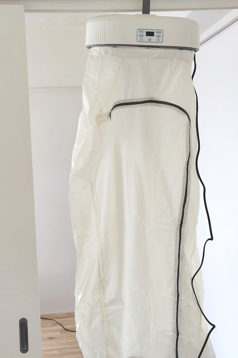 高さ130cm以上ある場所に固定された物干し竿やフックなどに引っ掛ける