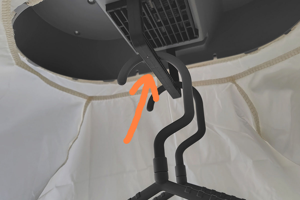 フックバーに、衣類をセットしたハンガーを掛ける