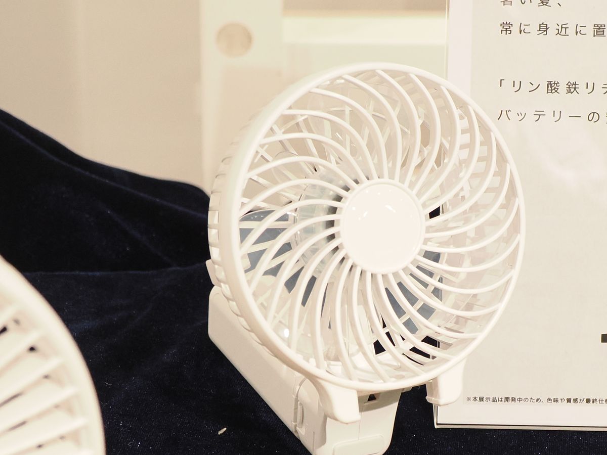 リン酸鉄リチウムイオン たためるハンディファン(開発中のため色味や質感は最終製品とは異なる場合がある）
