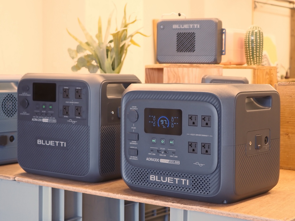 2024年11月に発売された同サイズ帯のAORA 200(写真左)との比較。写真右の新製品AORA 300は、1,000Wh近く容量が増えている