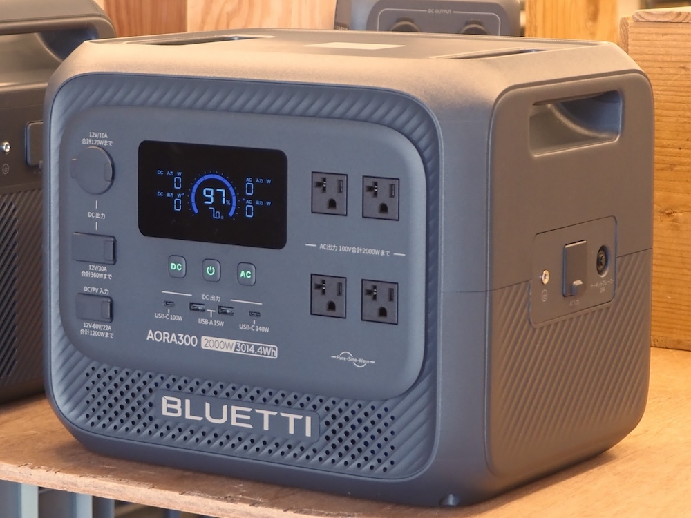 合計10の入出力ポートを備え、さまざまな機器への同時給電が可能