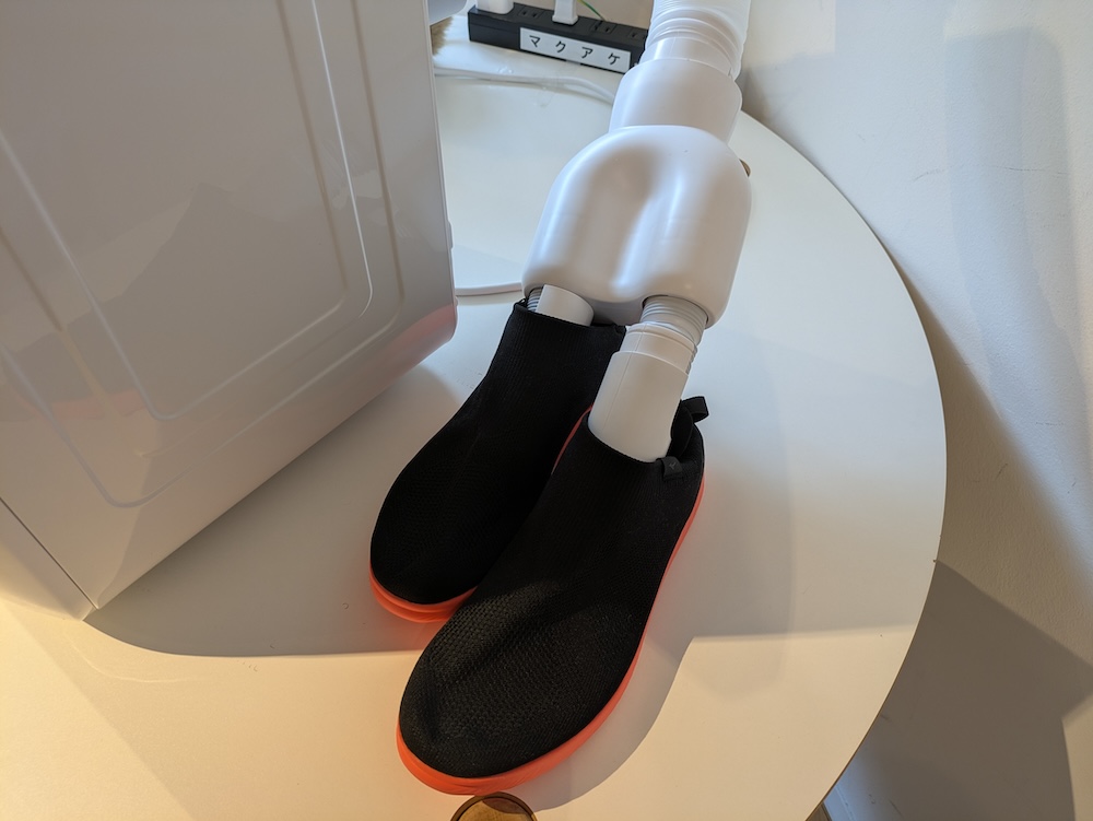 付属のホースを使い、暖かい排気を利用して靴を同時に乾かせる