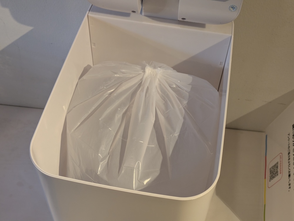 ワンボタンで自動でゴミ袋の口を密封する