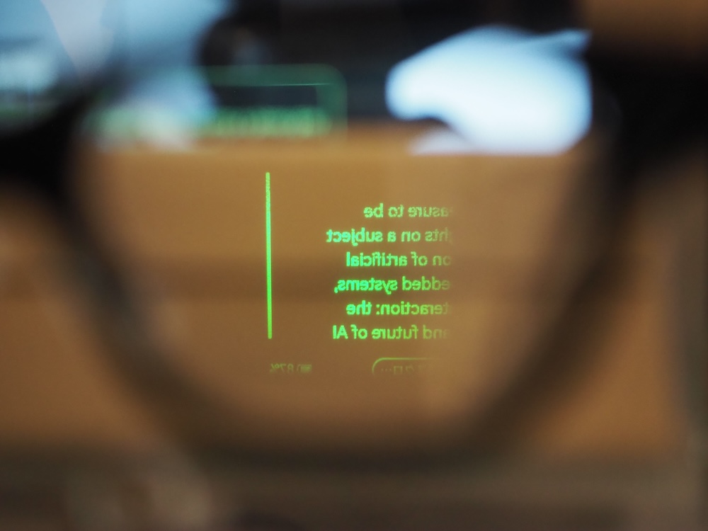 レンズに見える画面。日本語にも対応する