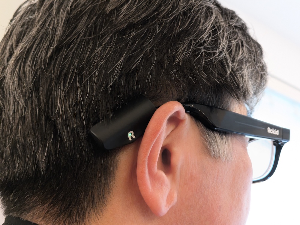 バッテリーを眼鏡本体に装着し、充電しながら使える