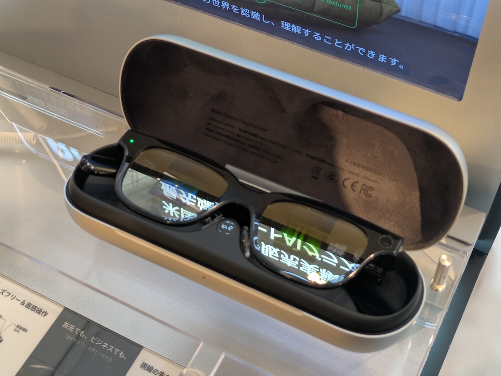 専用ケースで充電しているところ