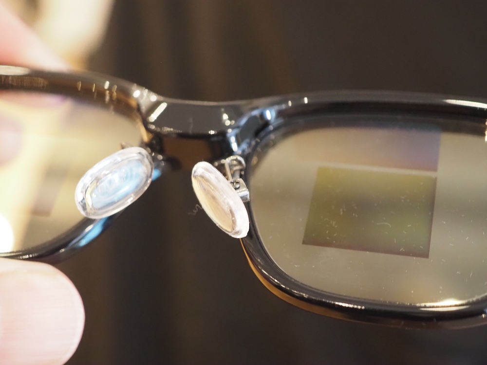 写真の、レンズ上の四角いエリアがディスプレイ