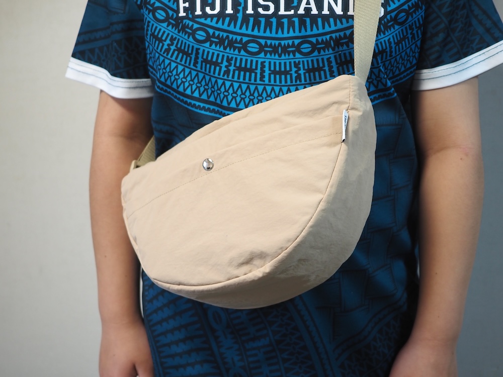 サーモスの「保冷ショルダーバッグ RFM-003」(モデル身長は約150cm)