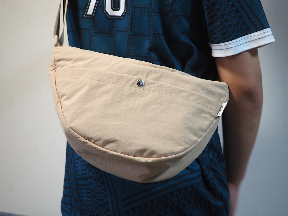 背中側にして肩がけしている様子