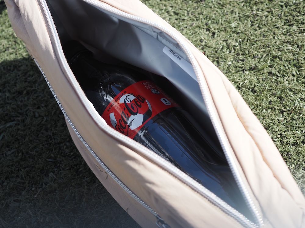 700mlのペットボトルもギリギリ入れられた。と言っても、パンパンになるわけではなく、スマートフォンやモバイルバッテリーも難なく入った