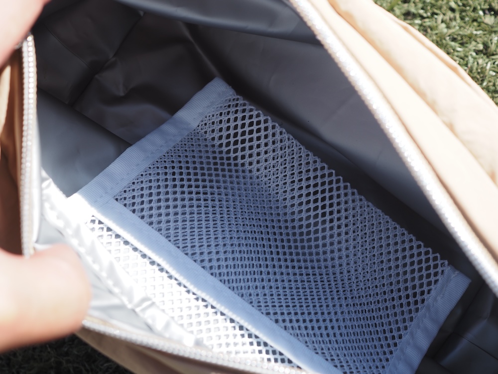 主室にはメッシュ地の内ポケットも備えている