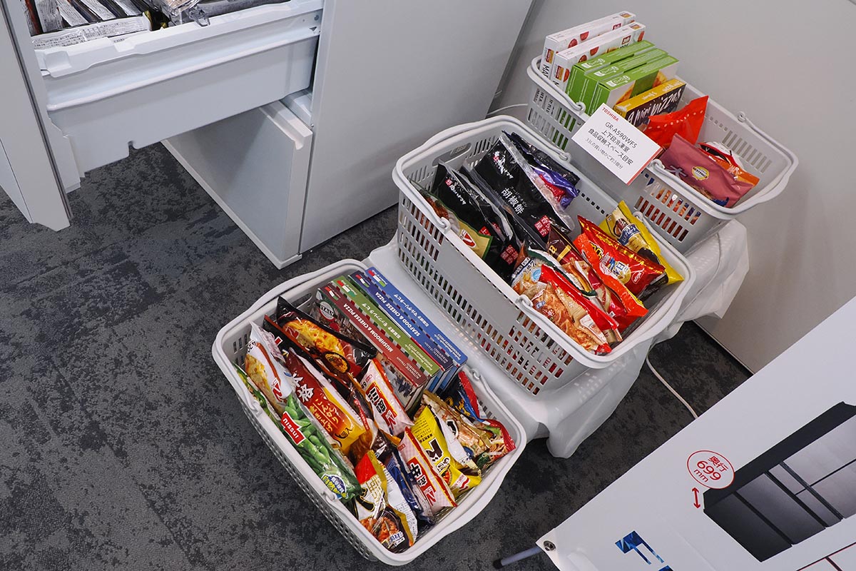 上下段の冷凍室に33Lの買い物かご約3個分を収められる