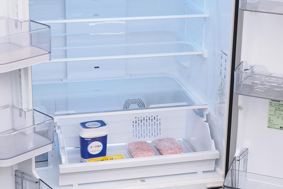 冷蔵室の下側のチルドルームにブースト解凍を装備。右側のファンから風を送り、アルミプレートとの組み合わせで素早く解凍