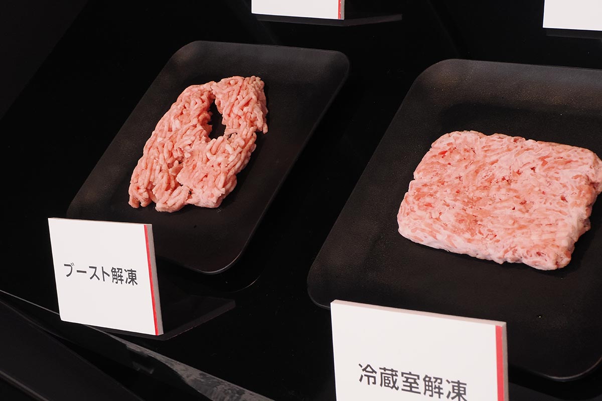 同社のデモでは、ひき肉も手でも簡単にほぐせるほど素早く解凍していた