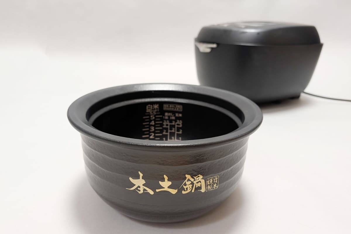 JRX-S100の萬古焼でできた内なべ。厚みはありますが、重さは約1kgと高級炊飯器としては一般的な重量です
