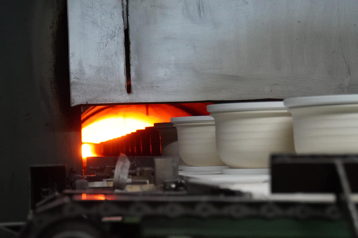 JRX-S100の土鍋はなんと工場で3度も焼いて完成。工程のたびに入念な検査を通過し、厳しい基準をクリアした個体だけが「本土鍋」として世に送り出されます