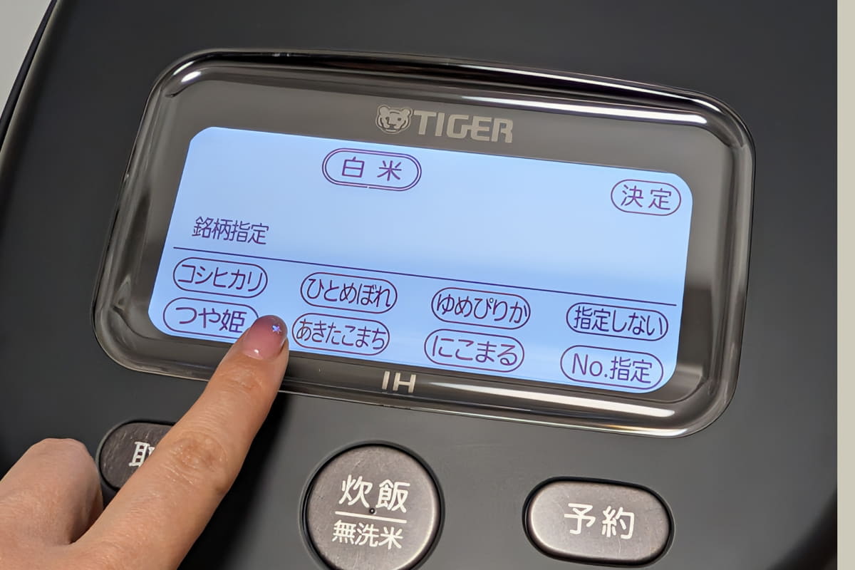 バックライトで暗い場所でも視認性バッチリの大型タッチ液晶画面。銘柄炊きわけでは、最近我が家でお気に入りの「天のつぶ」というやや珍しい銘柄などもバッチリ選べました