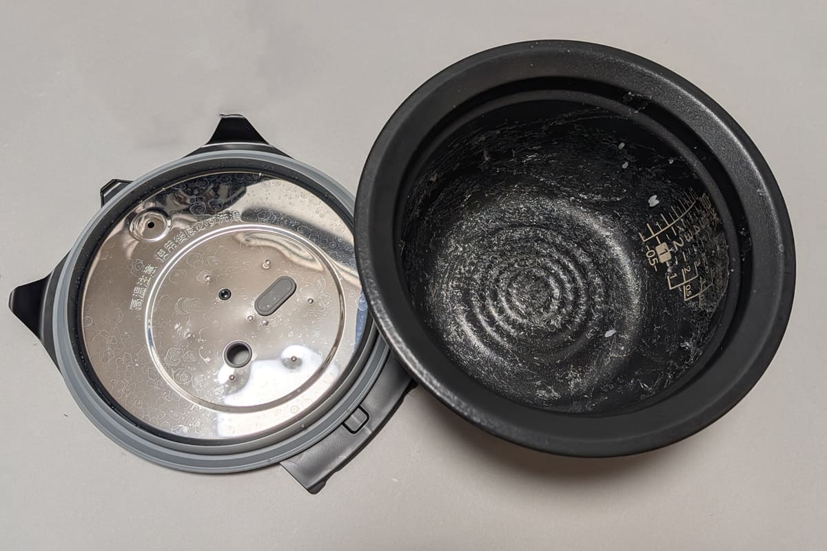 「土鍋で炊いたあとは米粒がくっつく」という常識を覆してくれたJRX-S100の内なべ(使用後)。内ぶたも磁石でくっつくので引っ張るだけで外れて手軽