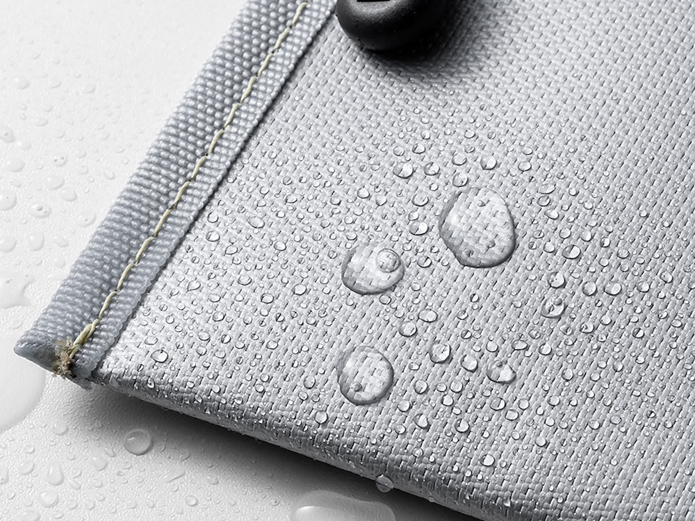 表面の撥水加工が、軽度の水濡れから収納物を守る