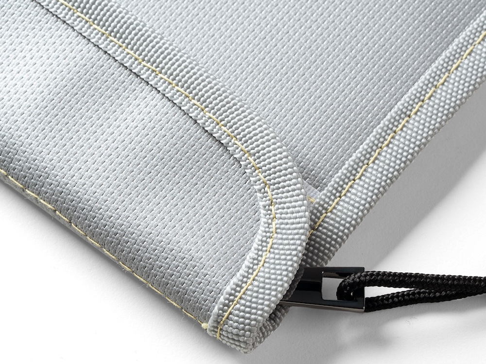 難燃性を備えるシリコン加工ガラス繊維やガラス繊維、難燃ファスナーと難燃テープのほか、燃えにくい糸を採用する