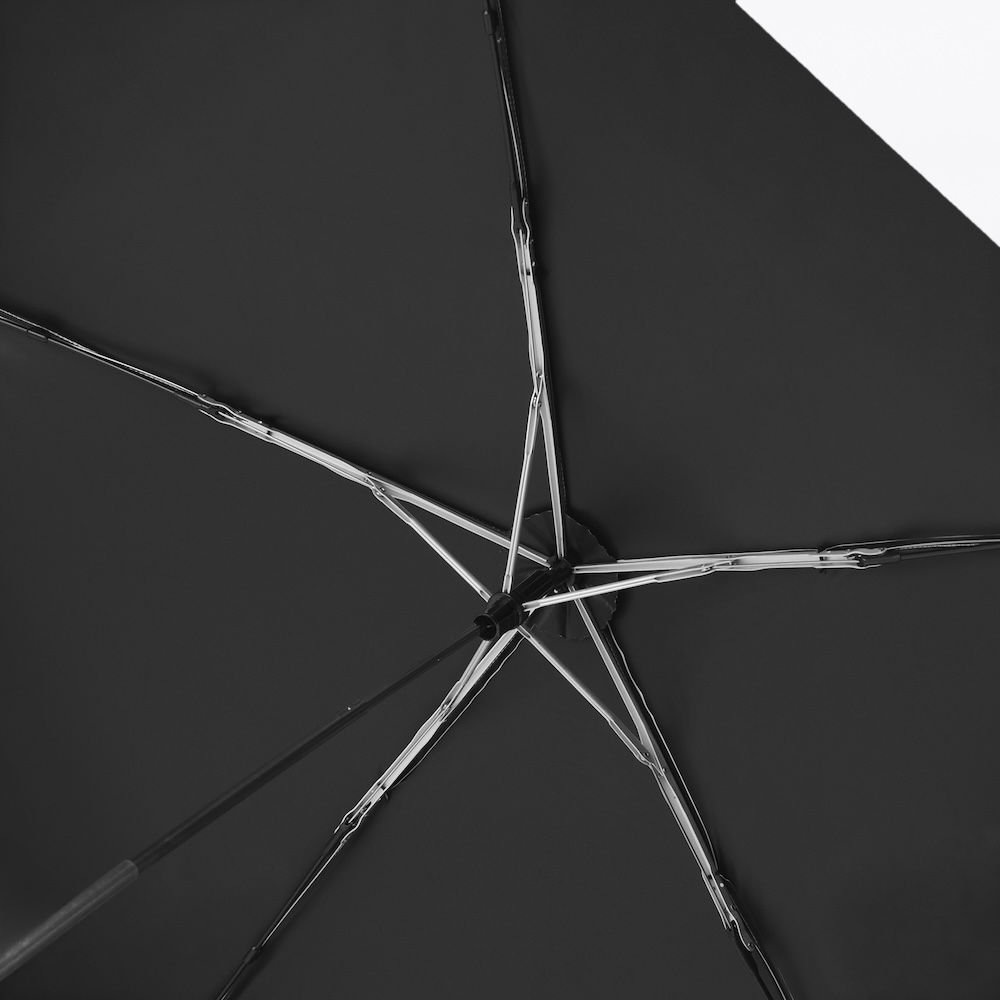 傘骨にはガラス繊維強化プラスチック(グラスファイバー)を採用し、しなやかで折れにくい