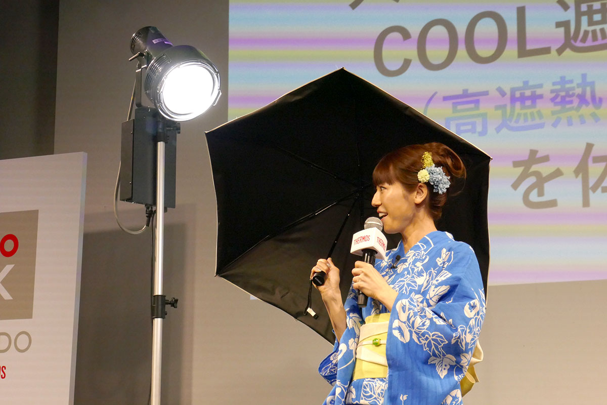 遮熱効果に驚く若槻千夏さん