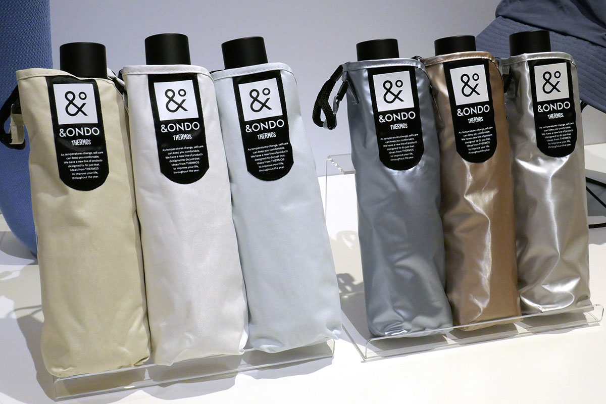 「COOL遮熱 日傘」。左から遮熱性能を重視した高遮熱タイプ「SG-C601F」、携帯性を重視した軽量タイプ