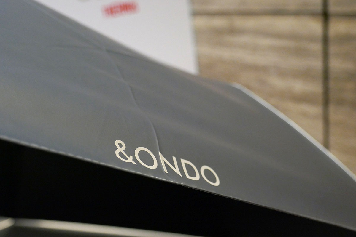 軽量タイプ「SG-C602F」の表生地はツルツルした光沢のある質感