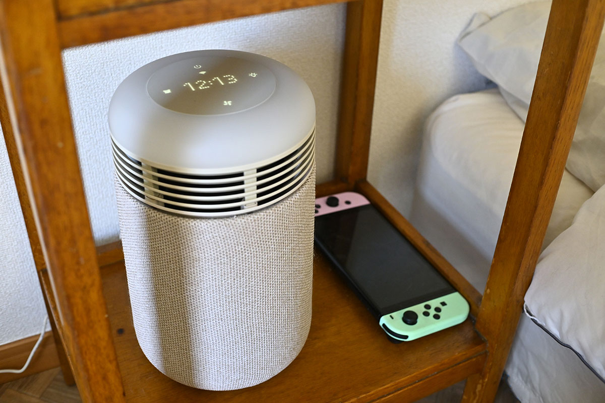 ベッドサイドテーブルの下に設置。ふわふわしたファブリックは、見た目にも柔らかな印象です