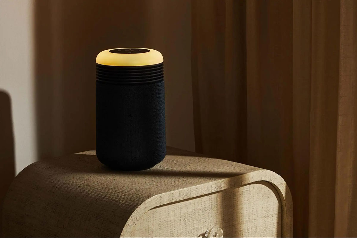 寝具の色が暗めの場合は、「ミッドナイトダークブルー」も相性良さそう。いい色! (画像：ブルーエア)