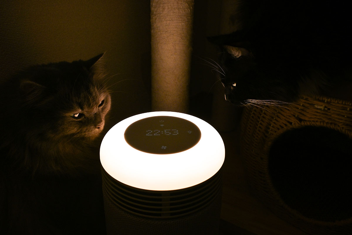 夜はナイトモードで静かに。ムードライトをつけて、スマホ充電して……と至れり尽くせり