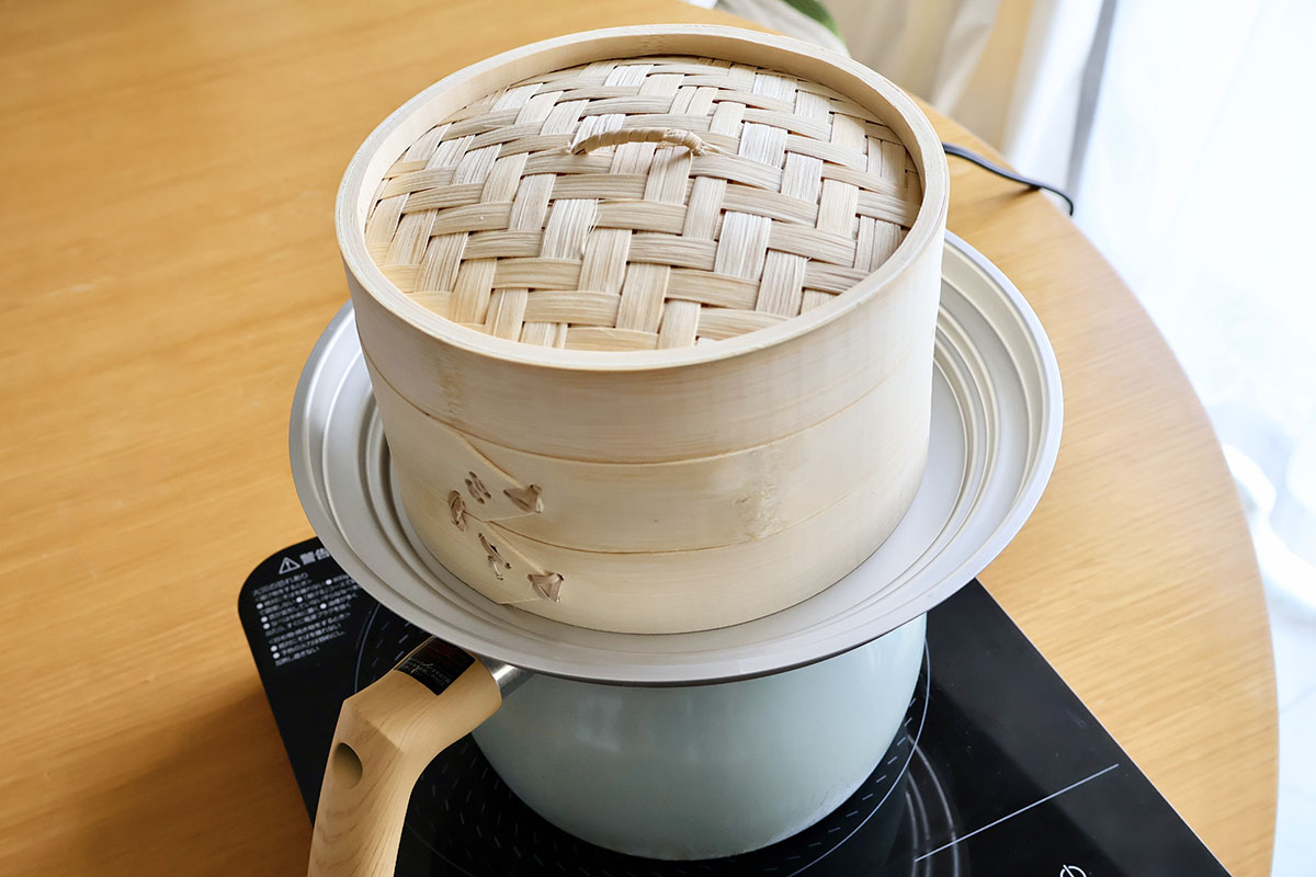 我が家ではオプションの受け台を用意して、深めのお鍋を使って蒸しています