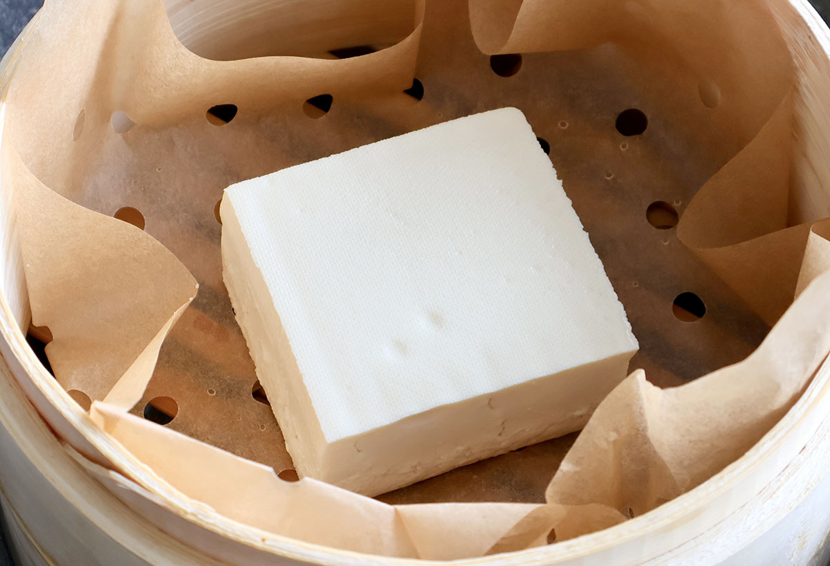 せいろに豆腐をドンと入れて、フタをして加熱するだけ