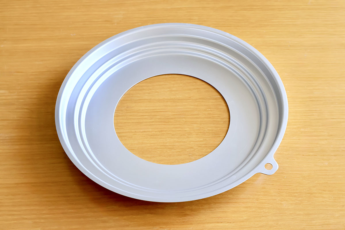 幅広いお鍋で使うためのアルミ製受け台(1,190円)もある