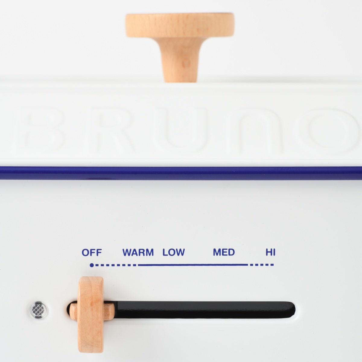 持ち手/つまみ部分には天然木を採用