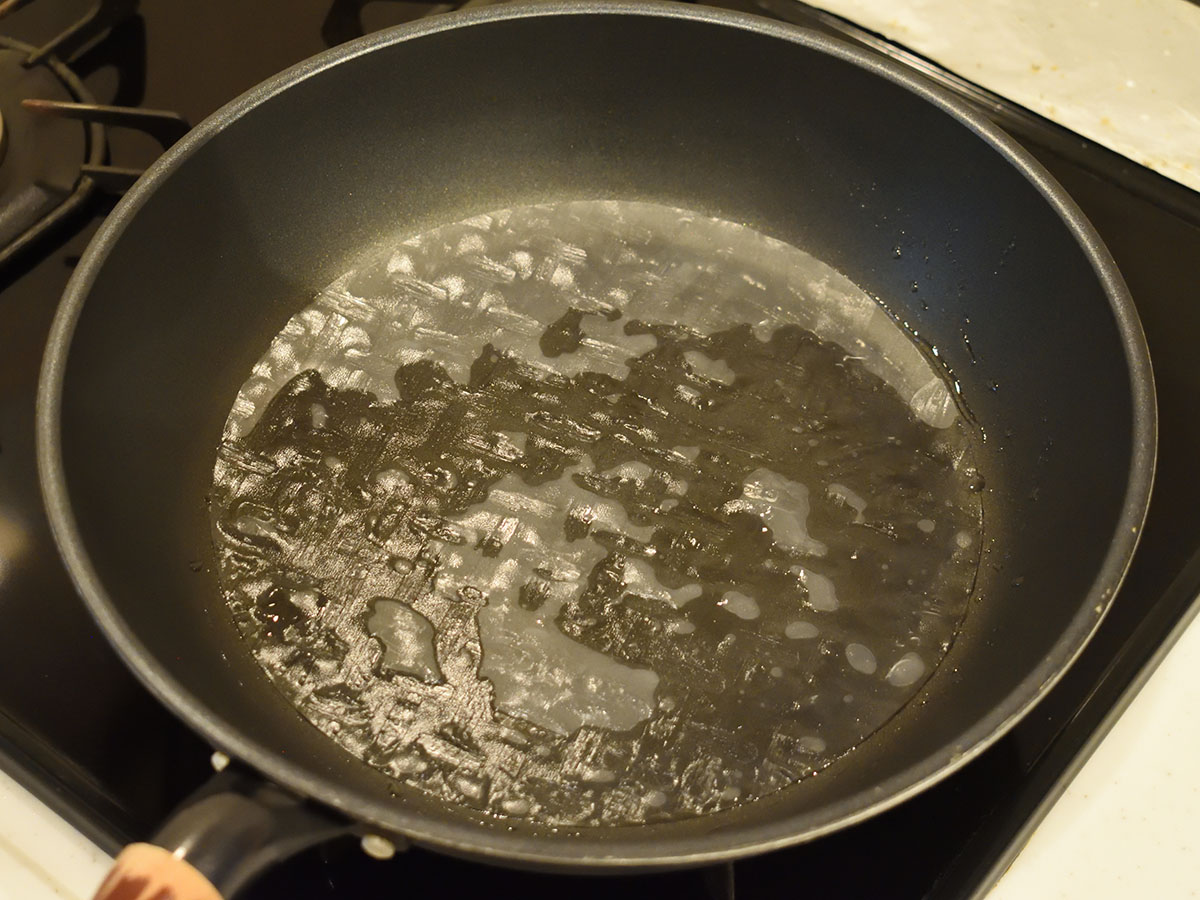 ライスペーパーを水で濡らしてフライパンに置きます