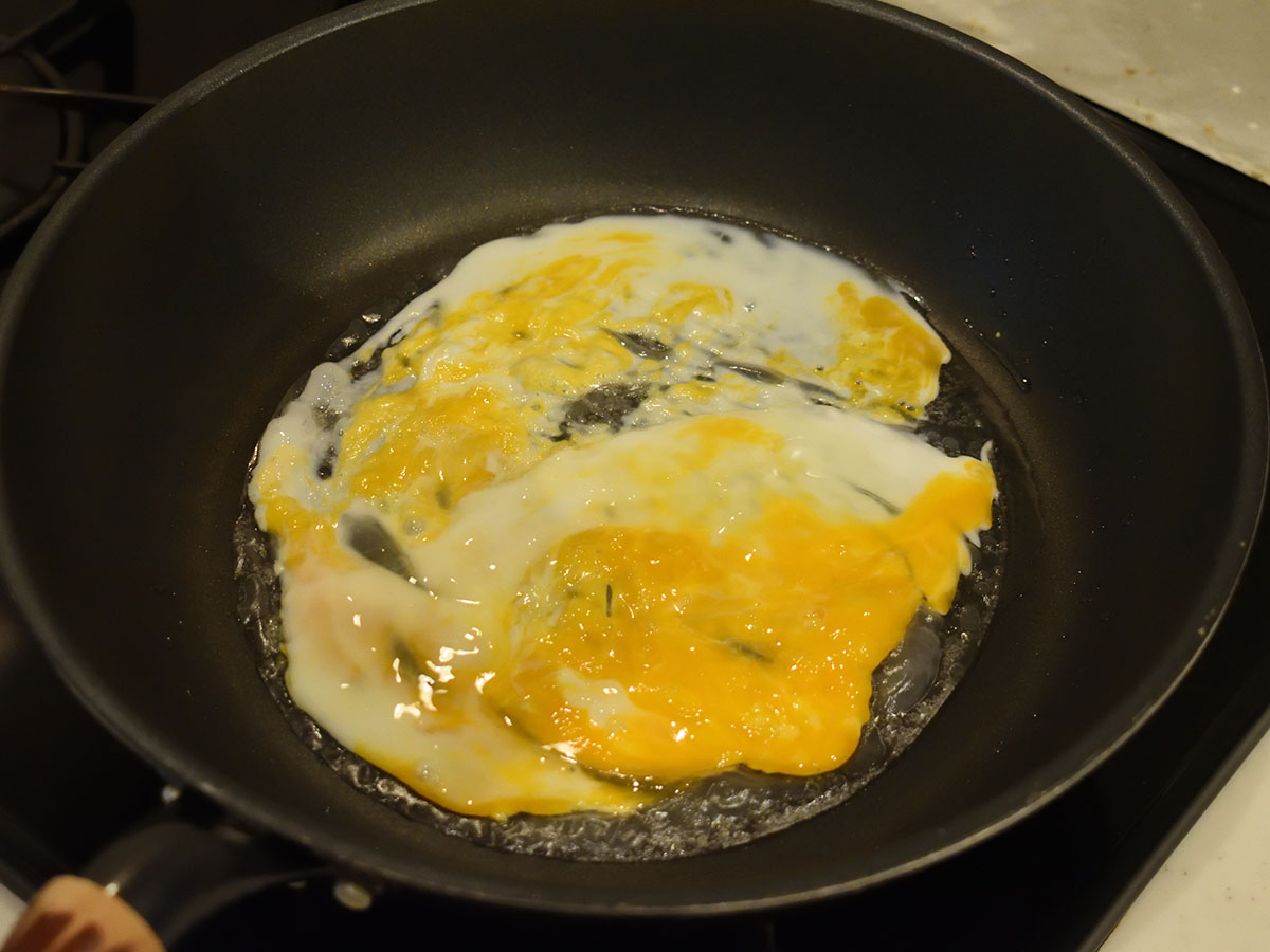 卵をライスペーパー全体に広げます