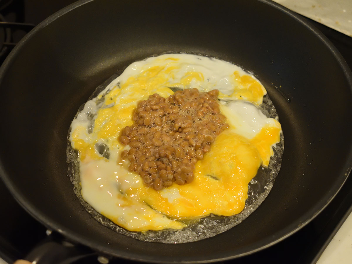 中央に納豆をのせます