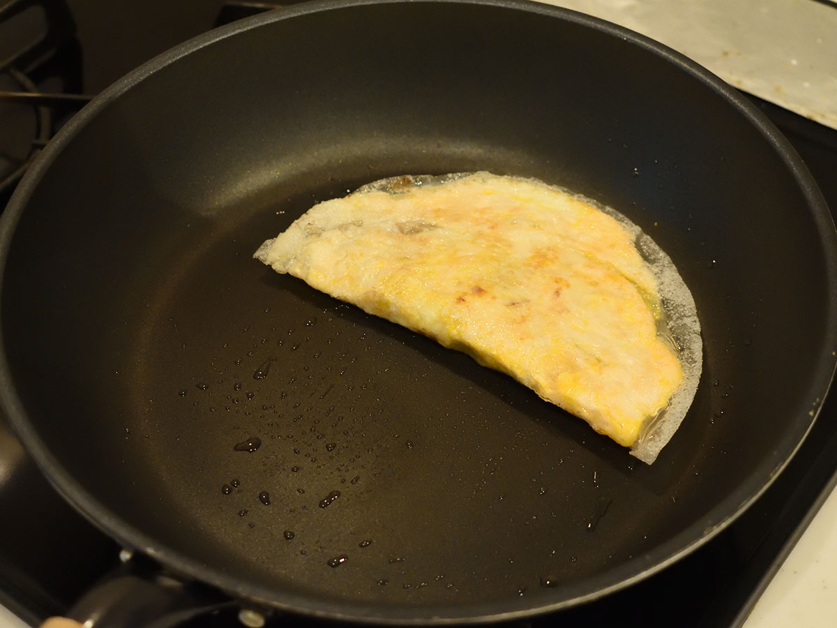 ライスペーパーのフチがカリッとなるまで焼き、折りたたみます