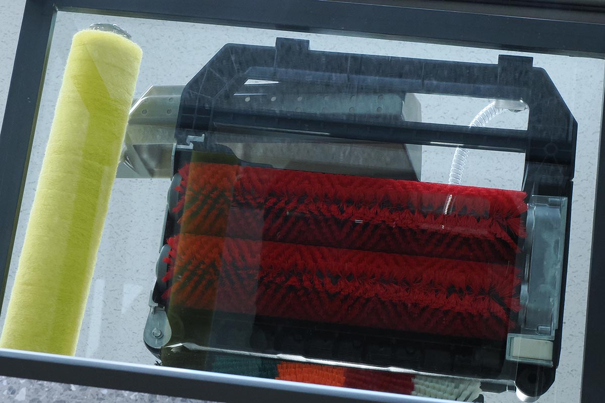 ローラーブラシで強力に清掃