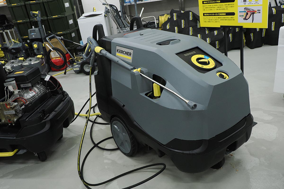 プロ向け温水高圧洗浄機のアクセサリーには、新たに水ハネやゴミの飛散を防ぐスプラッシュガードなども展開