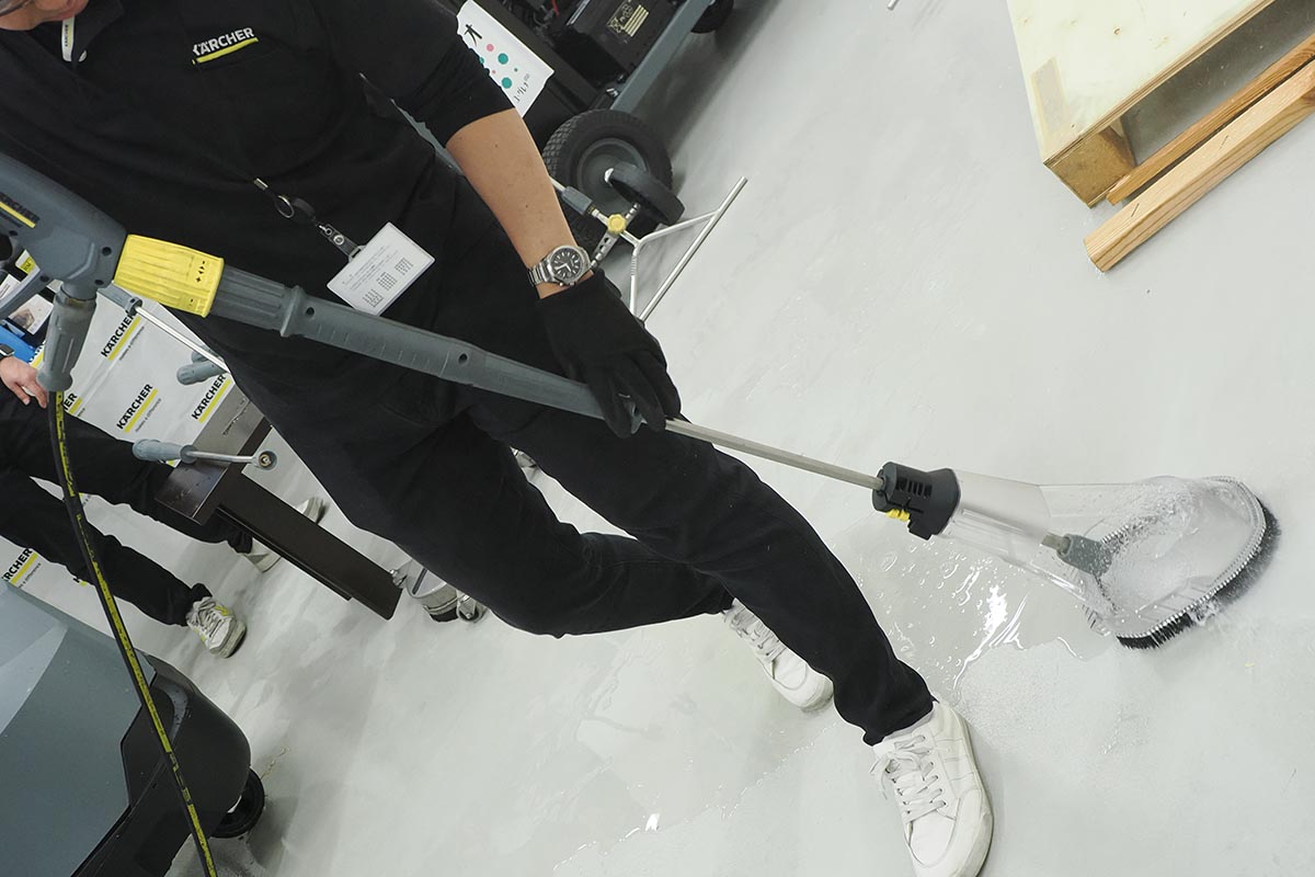 プロ向け温水高圧洗浄機のアクセサリーには、新たに水ハネやゴミの飛散を防ぐスプラッシュガードなども展開