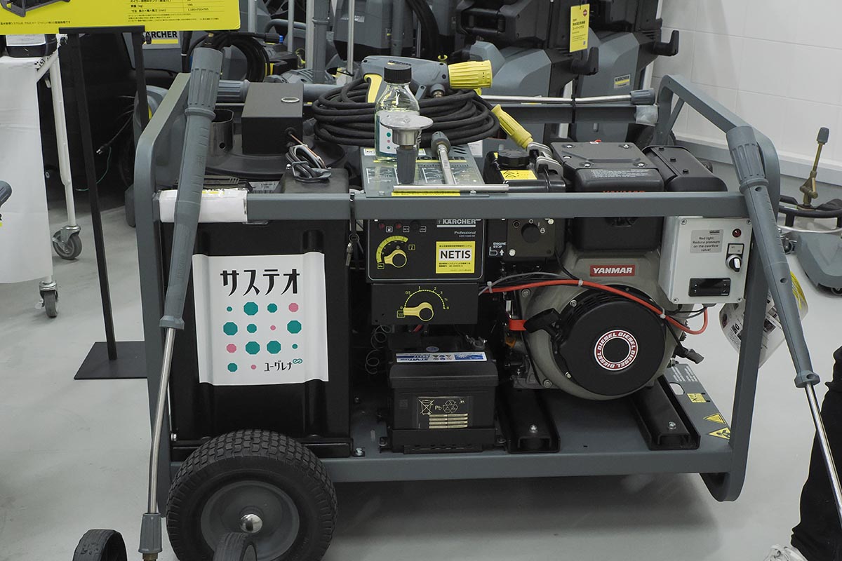 動力はディーゼルエンジン式。100℃近い高温水を安定して散布し、植物を根から枯らせるという