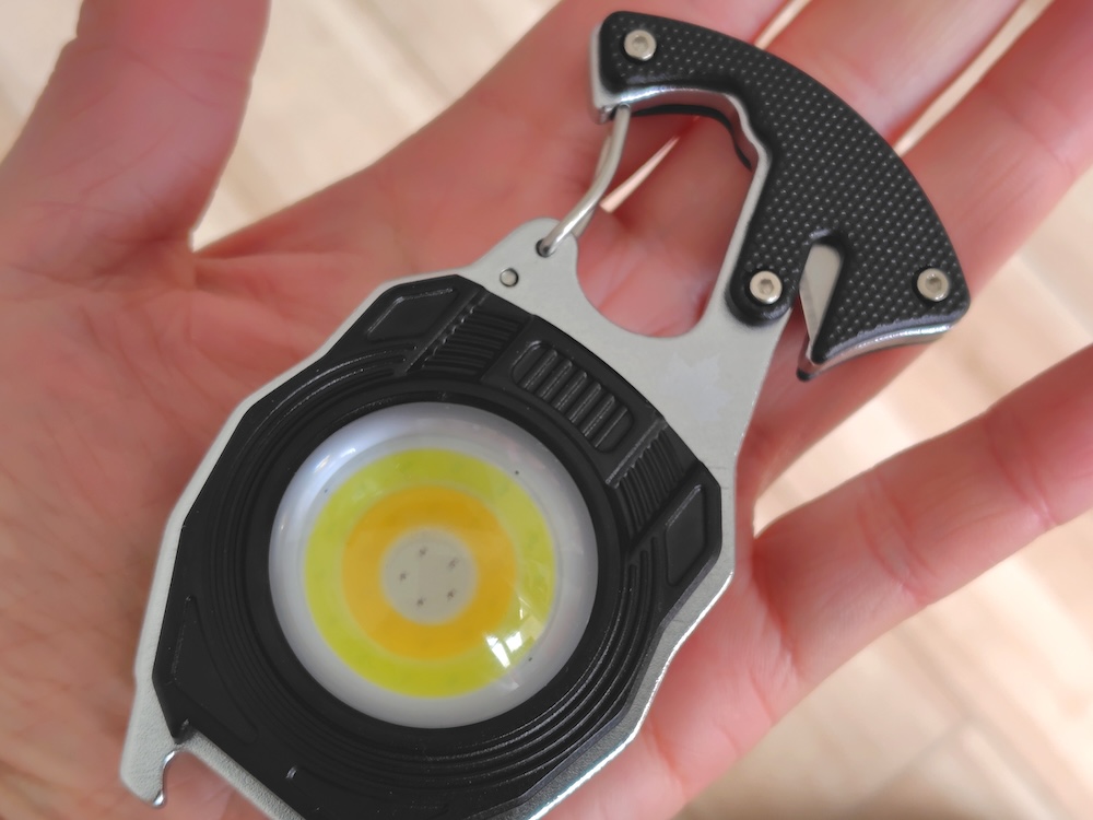 手のひらに収まるコンパクトサイズ