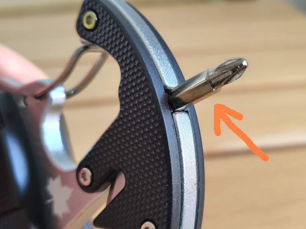 ドライバーは本体上部に取り付ける