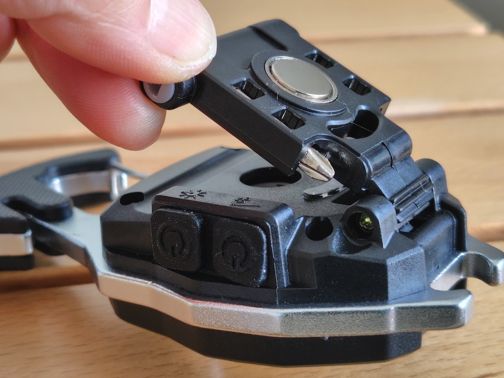 背面カバーを開ける