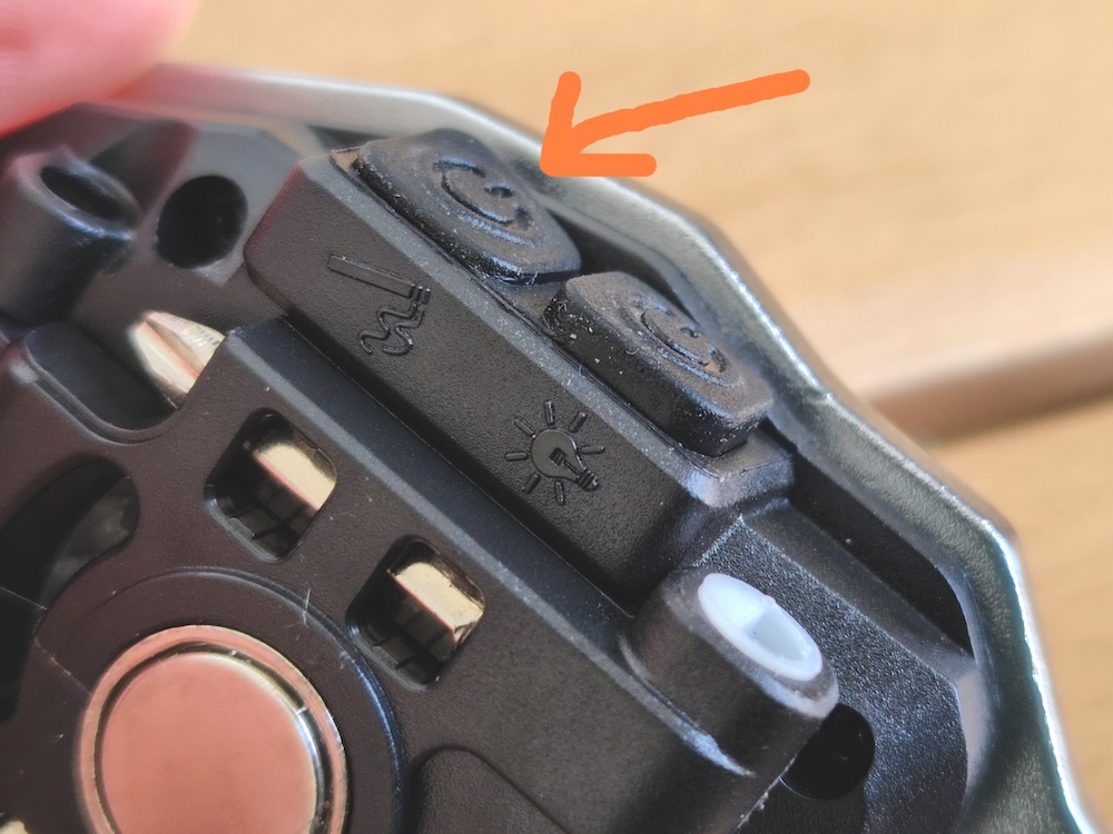 側面にある着火用の電源ボタンを長押しする