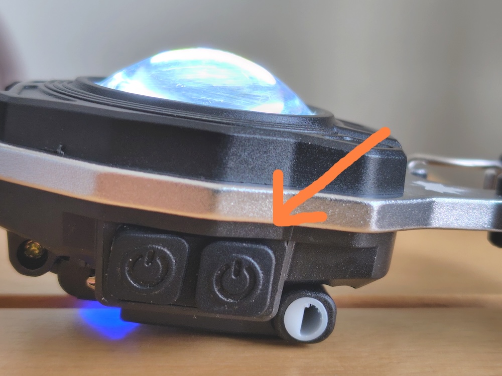 ライト用の電源ボタンを押すと点灯