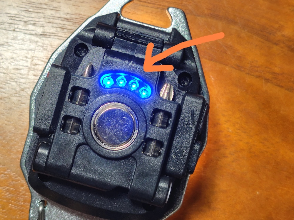 内蔵バッテリーの残量によって蓄電ランプの点灯数が変わる